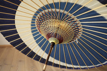 画像をギャラリービューアに読み込む, 小蛇の目傘【三日月 青×紺】 - 和傘CASA