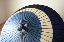 画像をギャラリービューアに読み込む, 小蛇の目傘【三日月 青×紺】 - 和傘CASA