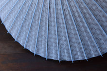 画像をギャラリービューアに読み込む, 日傘【二重張 透かし文様「麻の葉」×柿渋】(水色) - 和傘CASA