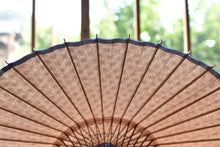 画像をギャラリービューアに読み込む, 日傘【二重張 透かし文様「麻の葉」×柿渋】(水色) - 和傘CASA