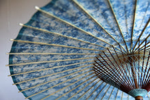 画像をギャラリービューアに読み込む, 蛇の目傘【交叉 阿波和紙藍染 もみ×はなだ(あさぎ)】