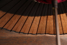 画像をギャラリービューアに読み込む, 日傘【月奴 黒×柿渋鉄】(マゼンタ)(継柄) - 和傘CASA