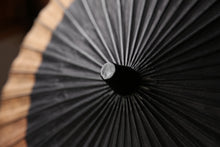 画像をギャラリービューアに読み込む, 日傘【月奴 黒×柿渋鉄】(マゼンタ)(継柄) - 和傘CASA