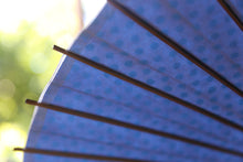 画像をギャラリービューアに読み込む, 日傘【二重張 紺×水玉(水色)】