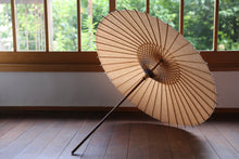Cargar imagen en el visor de la galería, 日傘【二重張 柿渋染手漉き美濃和紙(原液)×透かし和紙水玉(小)】 - 和傘CASA