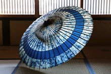 画像をギャラリービューアに読み込む, 蛇の目傘【輪 ギャラクシー×藍(赤骨)】(女竹) - 和傘CASA