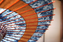 画像をギャラリービューアに読み込む, 蛇の目傘【輪 ギャラクシー×柿渋(赤骨)】(女竹) - 和傘CASA