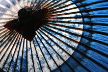 画像をギャラリービューアに読み込む, 蛇の目傘【助六 ギャラクシー×藍(赤骨)】(女竹) - 和傘CASA