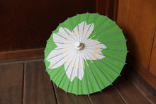 画像をギャラリービューアに読み込む, まめ和傘【切継ぎ 桜(緑×白)】 - 和傘CASA
