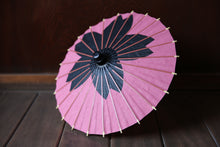 画像をギャラリービューアに読み込む, まめ和傘【切継ぎ 桜(ピンク×黒)】 - 和傘CASA