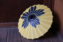 画像をギャラリービューアに読み込む, まめ和傘【切継ぎ 桜(黄色×黒)】 - 和傘CASA