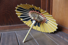 画像をギャラリービューアに読み込む, まめ和傘【切継ぎ 桜(黄色×黒)】 - 和傘CASA