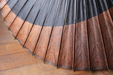 Cargar imagen en el visor de la galería, 蛇の目傘【月奴 黒×柿渋】(木柄) - 和傘CASA