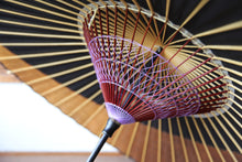 Cargar imagen en el visor de la galería, 蛇の目傘【月奴 黒×柿渋】(木柄) - 和傘CASA