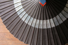 Load image into Gallery viewer, 蛇の目傘【中張 紫黒×かすみ染め(ブルー系)】 - 和傘CASA