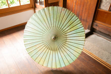 画像をギャラリービューアに読み込む, 日傘【二重張 かすみ染め グリーンイエロー×透かし文様「麻の葉」】