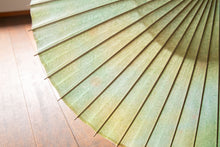 画像をギャラリービューアに読み込む, 日傘【二重張 かすみ染め グリーンイエロー×透かし文様「麻の葉」】