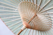 Cargar imagen en el visor de la galería, 日傘【かすみ染め メロンソーダ】 - 和傘CASA