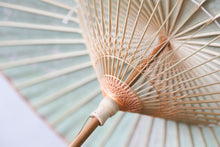 Cargar imagen en el visor de la galería, 日傘【かすみ染め メロンソーダ】 - 和傘CASA