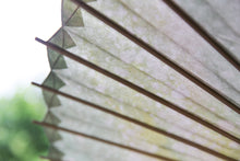 Cargar imagen en el visor de la galería, 日傘【網代 かすみ染め イエローグリーン】 - 和傘CASA