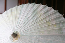 Cargar imagen en el visor de la galería, 日傘【網代 かすみ染め イエローグリーン】 - 和傘CASA