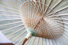Cargar imagen en el visor de la galería, 日傘【網代 かすみ染め イエローグリーン】 - 和傘CASA