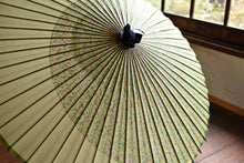 Cargar imagen en el visor de la galería, 蛇の目傘【月奴 花柄×若葉色】 - 和傘CASA