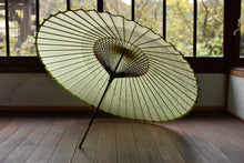 Cargar imagen en el visor de la galería, 蛇の目傘【月奴 花柄×若葉色】 - 和傘CASA