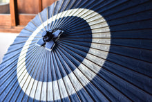 画像をギャラリービューアに読み込む, 蛇の目傘【中張り 藍染(藍)】 - 和傘CASA