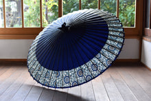 画像をギャラリービューアに読み込む, 蛇の目傘【軒奴 紺×菊唐草】 - 和傘CASA