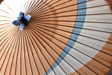 画像をギャラリービューアに読み込む, 蛇の目傘【交叉 柿渋×水色(白)】 - 和傘CASA