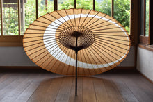 画像をギャラリービューアに読み込む, 蛇の目傘【三日月 柿渋鉄】 - 和傘CASA