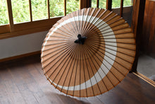 画像をギャラリービューアに読み込む, 蛇の目傘【三日月 柿渋鉄】 - 和傘CASA