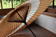 画像をギャラリービューアに読み込む, 蛇の目傘【三日月 柿渋鉄】 - 和傘CASA