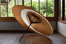 Load image into Gallery viewer, 蛇の目傘【三日月 柿渋鉄ムラ染め】 - 和傘CASA