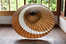 Load image into Gallery viewer, 蛇の目傘【三日月 柿渋鉄ムラ染め】 - 和傘CASA