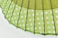 画像をギャラリービューアに読み込む, 蛇の目傘【軒奴 鶯色×ガラスボタン】 - 和傘CASA