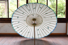 画像をギャラリービューアに読み込む, 日傘【二重張 幸草紙工房 写し染め「藍の葉」× 水色】 - 和傘CASA