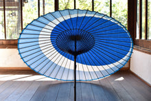 画像をギャラリービューアに読み込む, 蛇の目傘【三日月 重色目つきくさ】 - 和傘CASA
