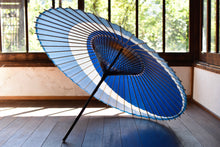 画像をギャラリービューアに読み込む, 蛇の目傘【三日月 重色目つきくさ】 - 和傘CASA