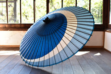 画像をギャラリービューアに読み込む, 蛇の目傘【三日月 重色目つきくさ】 - 和傘CASA