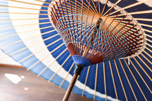 画像をギャラリービューアに読み込む, 蛇の目傘【三日月 重色目つきくさ】 - 和傘CASA