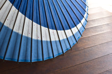 画像をギャラリービューアに読み込む, 蛇の目傘【三日月 重色目つきくさ】 - 和傘CASA