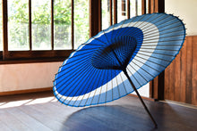画像をギャラリービューアに読み込む, 蛇の目傘【三日月 重色目つきくさ】 - 和傘CASA