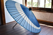 画像をギャラリービューアに読み込む, 蛇の目傘【三日月 重色目つきくさ】 - 和傘CASA