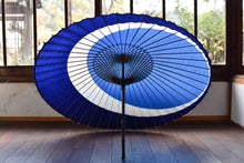 画像をギャラリービューアに読み込む, 蛇の目傘【三日月 青×紺】 - 和傘CASA