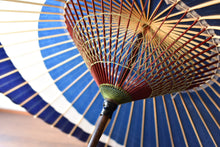 画像をギャラリービューアに読み込む, 蛇の目傘【三日月 青×紺】 - 和傘CASA