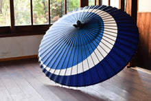 画像をギャラリービューアに読み込む, 蛇の目傘【三日月 青×紺】 - 和傘CASA