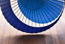 画像をギャラリービューアに読み込む, 蛇の目傘【三日月 青×紺】 - 和傘CASA