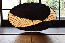 画像をギャラリービューアに読み込む, 蛇の目傘【交叉 黒×柿渋】 - 和傘CASA